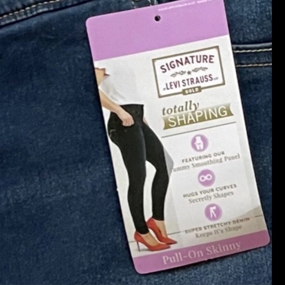 Signature by Levi Strauss & Co. Gold Label Totally Shaping Pull-On Skinny 28M